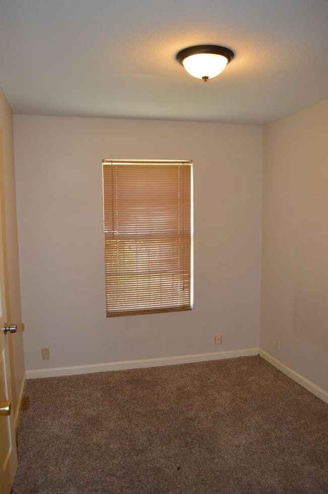Building Photo - Charming 3 bed 2 bath right off Commerce a...