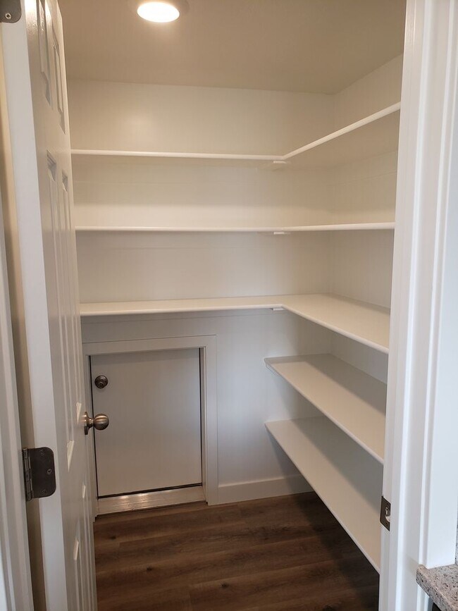 Building Photo - Great Springville Townhome