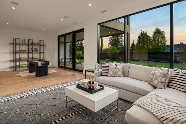 Building Photo - 7Bd/6Ba Bellevue Home