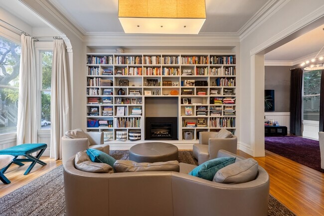 Building Photo - 2866 Pine St