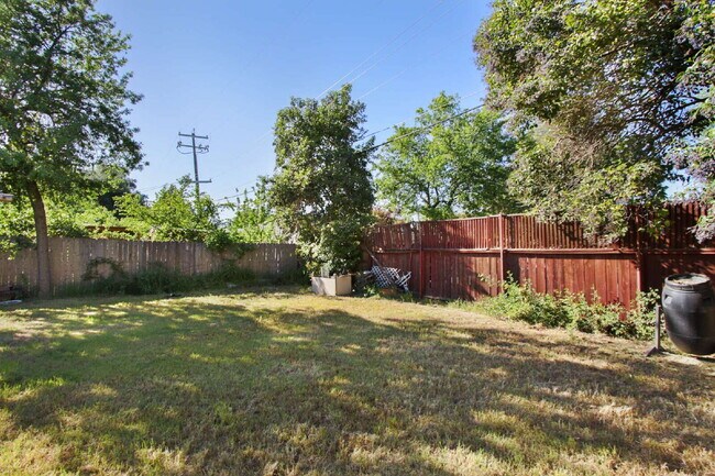 Building Photo - Old East Davis Rental with Spacious Yard, Bonus Room & Easy Bike Access to UC Davis