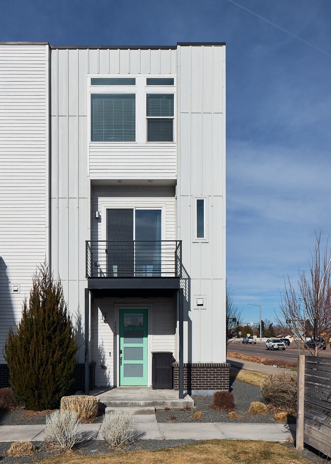 Building Photo - 1630 West 67th Cir