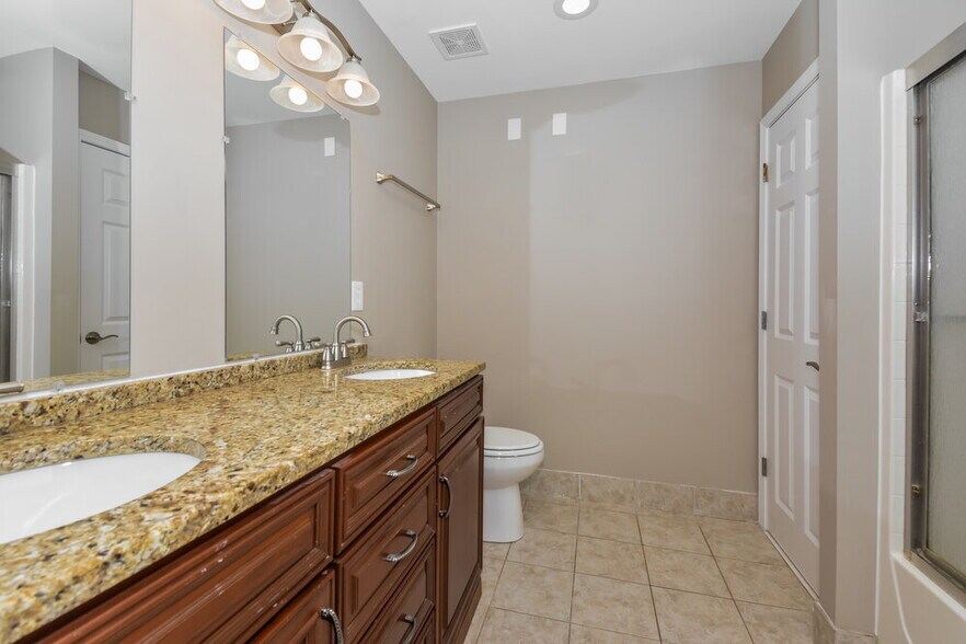 Building Photo - 117 Lakeside Ct