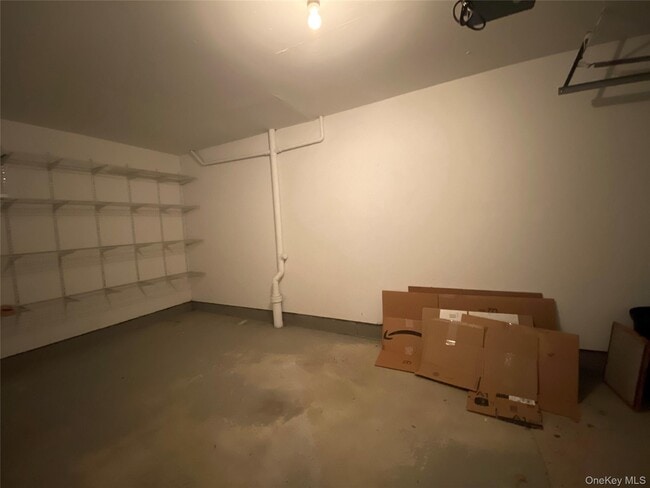 Building Photo - 75 Greenway Close