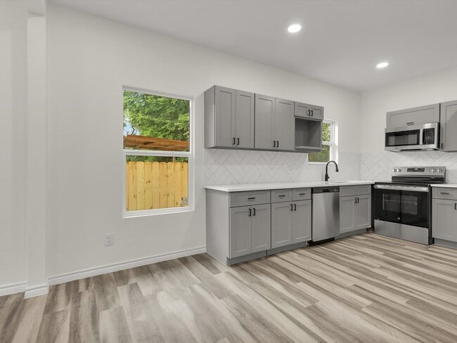 Building Photo - Open Layout & Spacious Yard