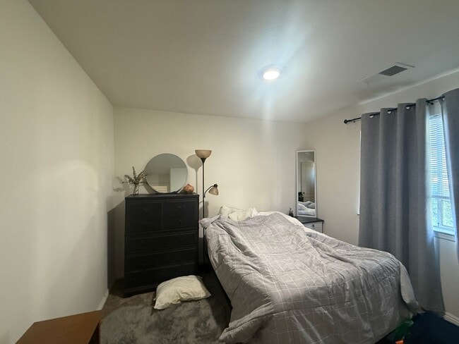 Building Photo - 3 bedrooms, 2 full bathrooms single-story home located in the heart of Visalia, CA.