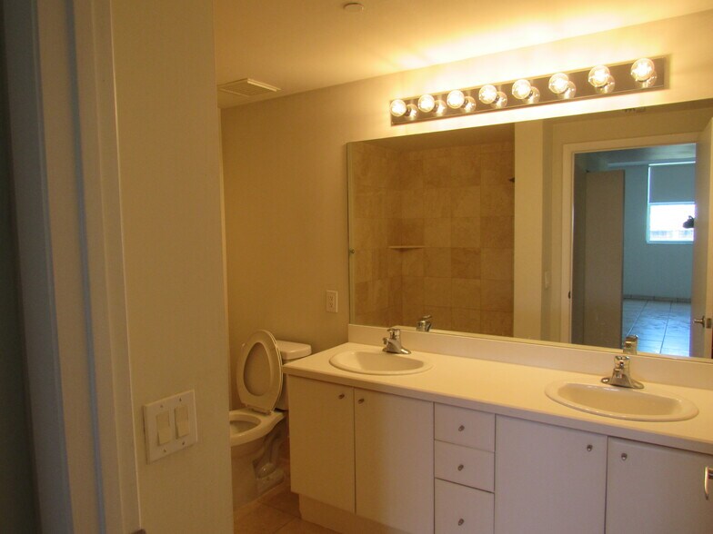Building Photo - 2475 Brickell Ave
