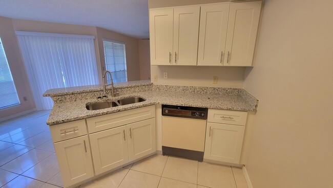 Building Photo - Townes of Southgate 2 Bedroom 2 Bathroom F...