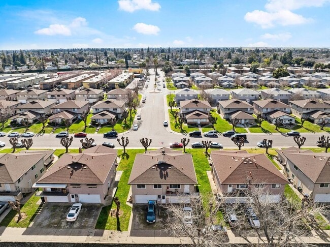 Building Photo - Remodeled 2 Bedroom Condo with Garage