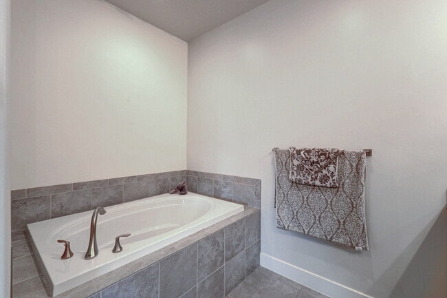 Building Photo - "Charming 3-Bedroom Retreat with 2 Baths and 2150 Sq. Ft. of Comfort in Santa Clara!"