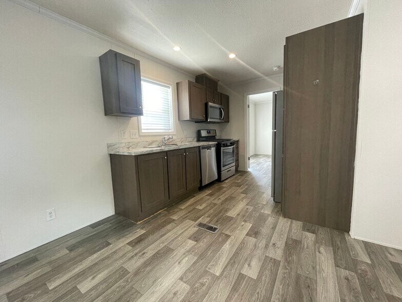 Building Photo - 15862 Villaire Ave