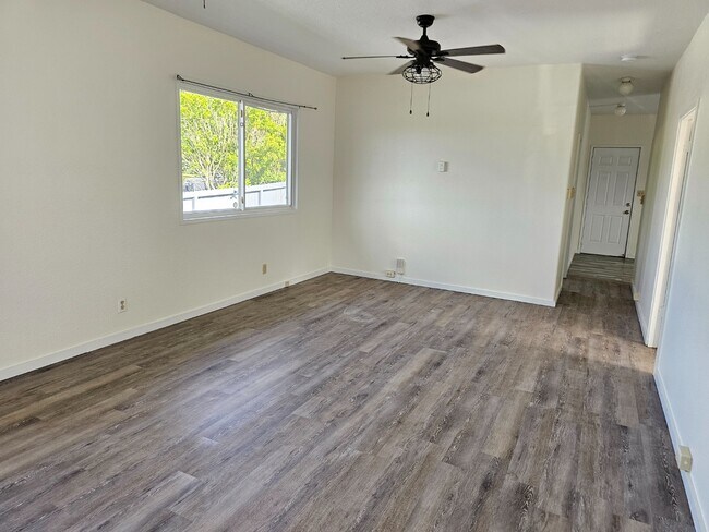 Building Photo - 3 Bed / 2 Bath Single-Family Attached Home...