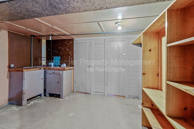 Building Photo - 807 E 40th Ave