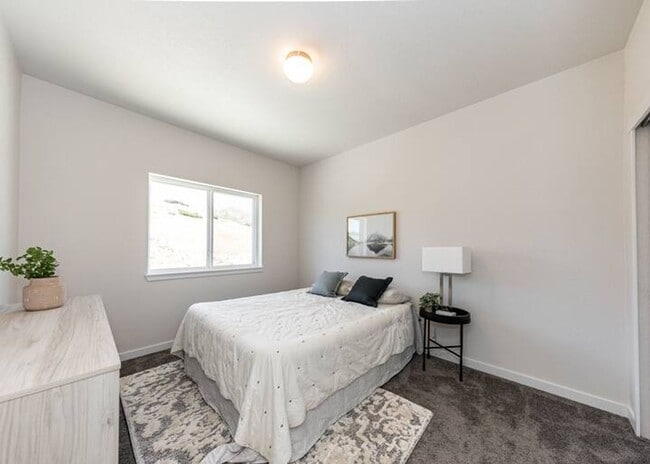 Building Photo - FULLY FURNISHED 3 Bed Luxury End Unit Townhome backs to Nature
