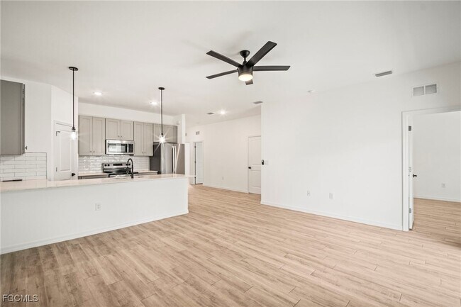 Building Photo - 627 SE 13th Pl