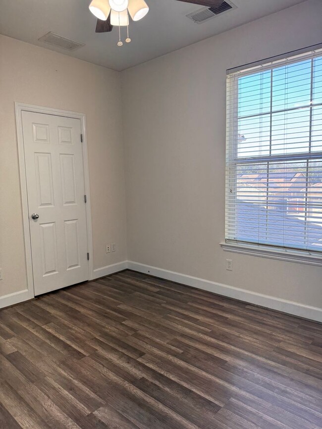 Building Photo - Beautiful single family home