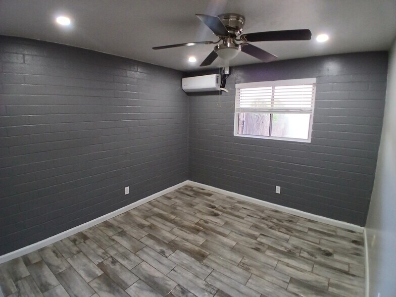 Building Photo - 2332 N Catalina Ave