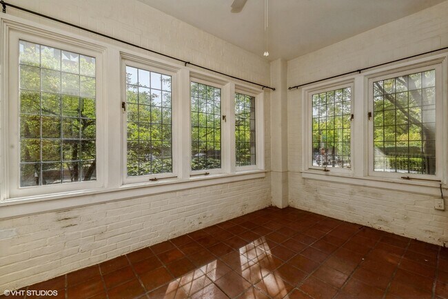 Building Photo - 5656 S Dorchester Ave