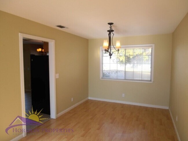 Building Photo - Spacious 3 Bed 2.5 Bath 1,959 Sq. Ft. Antelope Home