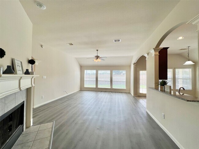 Building Photo - 128 Emerald Loch Ln