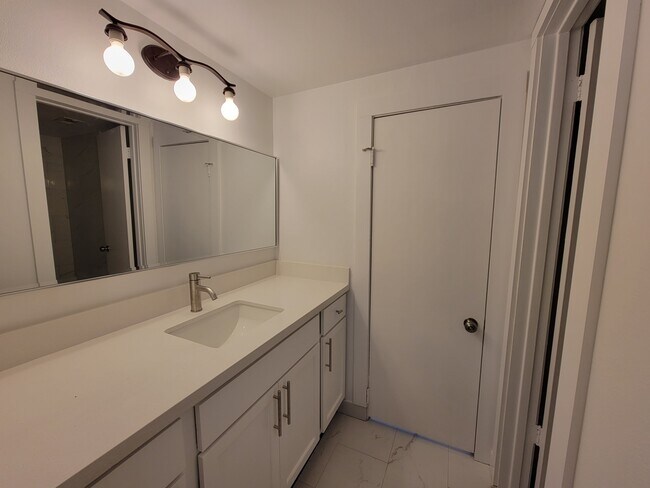 Building Photo - 1808 Saxony Ln