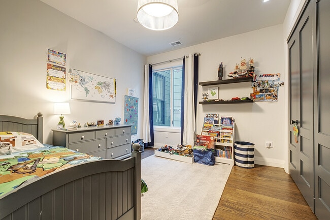 Building Photo - 463 Duncan St