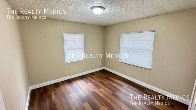 Building Photo - 1100 Santa Anita St