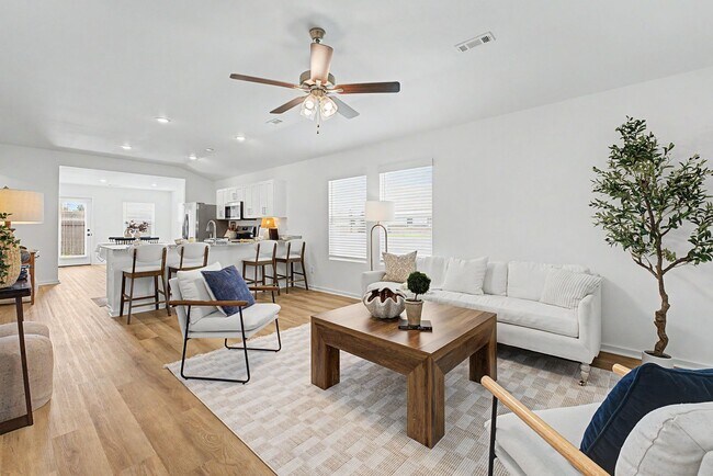 Building Photo - 4 Bed, 2 Bath Home !!