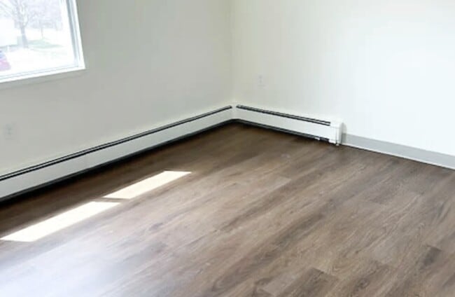 Building Photo - 595 Meadows Dr