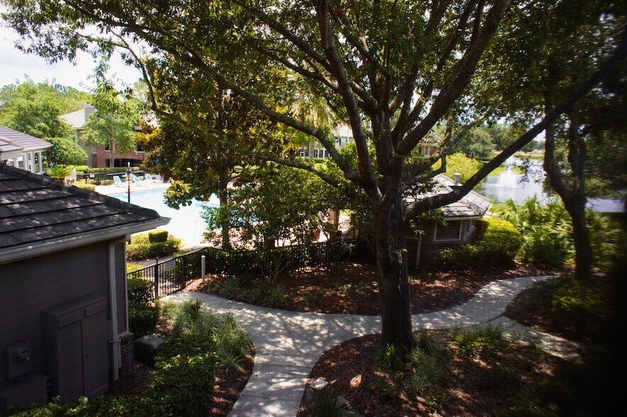 Building Photo - 10000 Gate Pky N