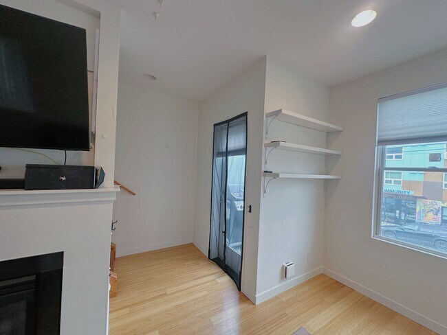 Building Photo - 3817 S Angeline St