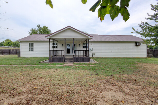 Building Photo - 16 Winding Oaks