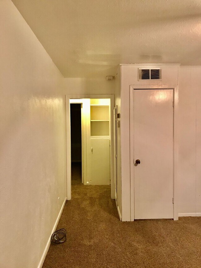 Building Photo - 2 Bedroom, 1 Bathroom Home in North Amarillo!