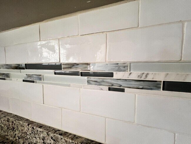 Building Photo - 807 N Ellis Ave