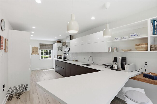 Building Photo - 3221 Coquelin Terrace
