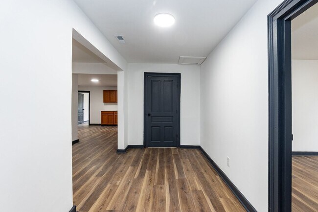 Building Photo - Spacious Three Bedroom Remodeled Home!