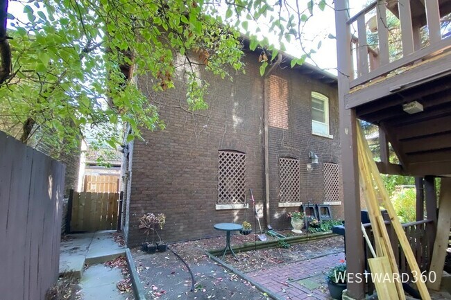 Building Photo - 921 W Winona-CH