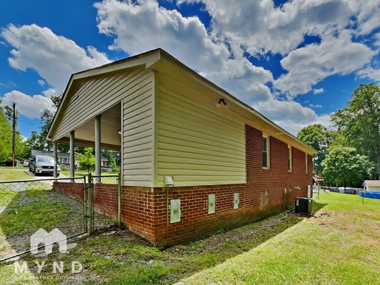 Building Photo - 2634 Skyland Dr