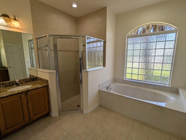 Building Photo - 411 SW Vista Lake Dr