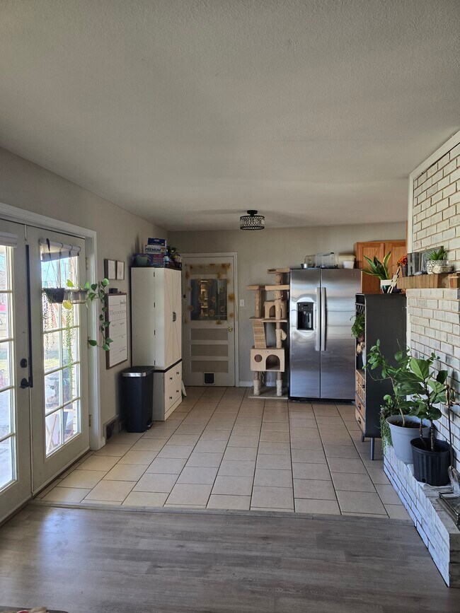 Building Photo - 1004 W Yucca Ave