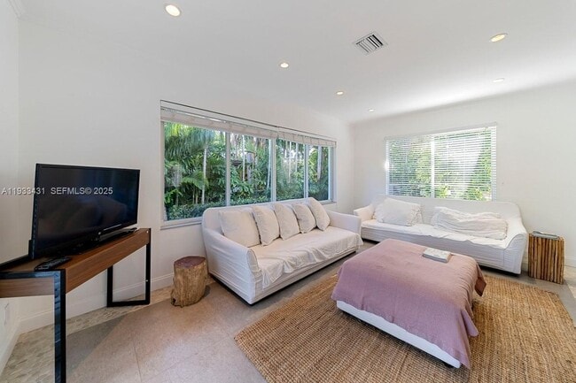 Building Photo - 1230 96th St