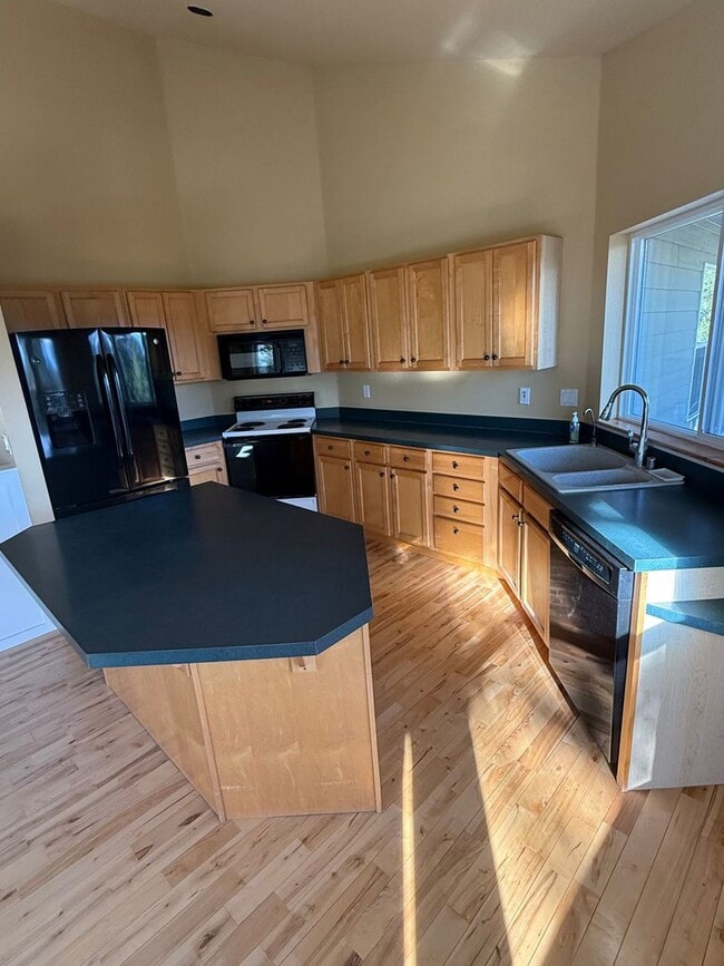 Building Photo - Spacious 5 Bedroom / 3 Bathroom Home for Rent in Lakeside, Montana