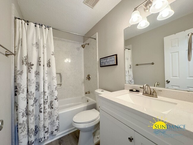 Building Photo - Beautiful 3 Bedroom Home in Fort Walton Be...