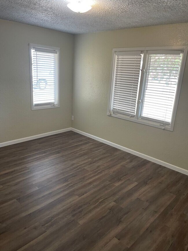 Building Photo - BACK ON THE MARKET!!!  Large Ranch Style R...