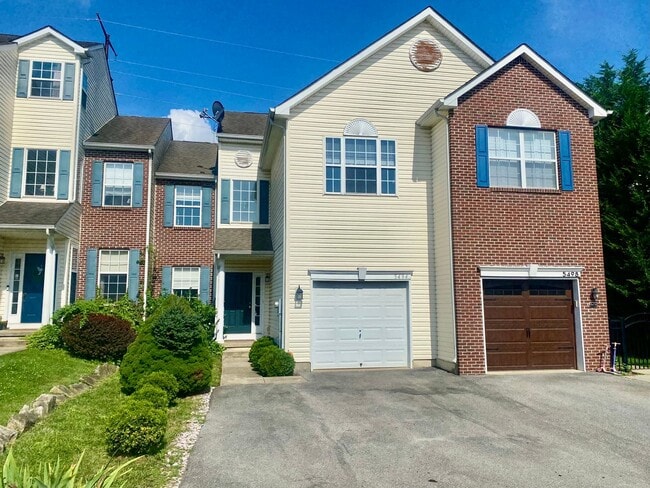 Primary Photo - 3 Bedrooms - 2 Full & 1 Half Bath Townhous...