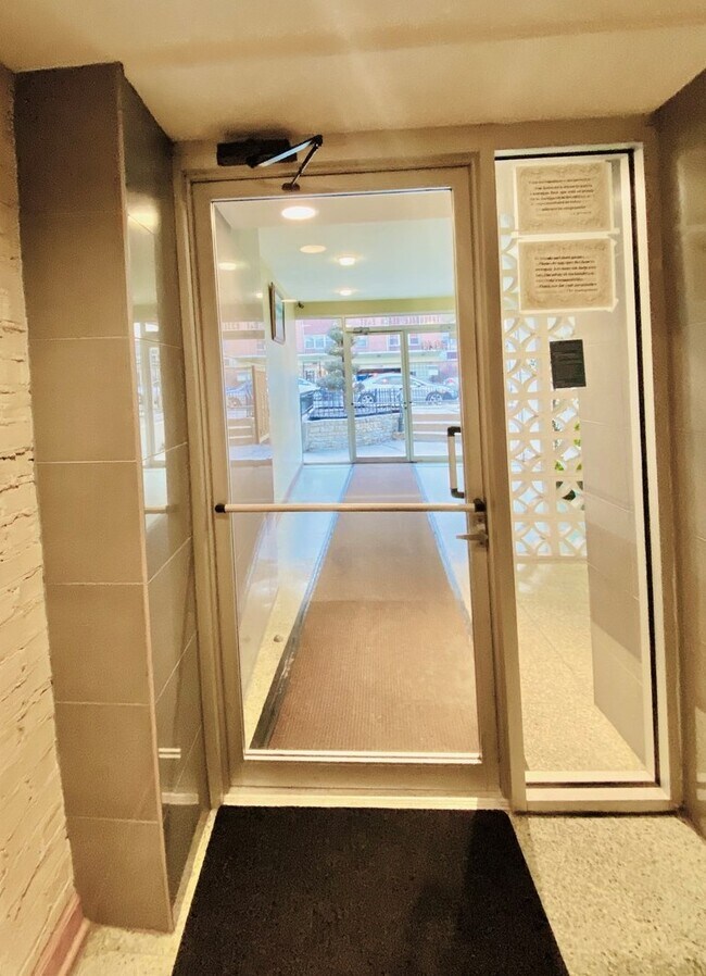 Building Photo - 5949 N Kenmore Ave