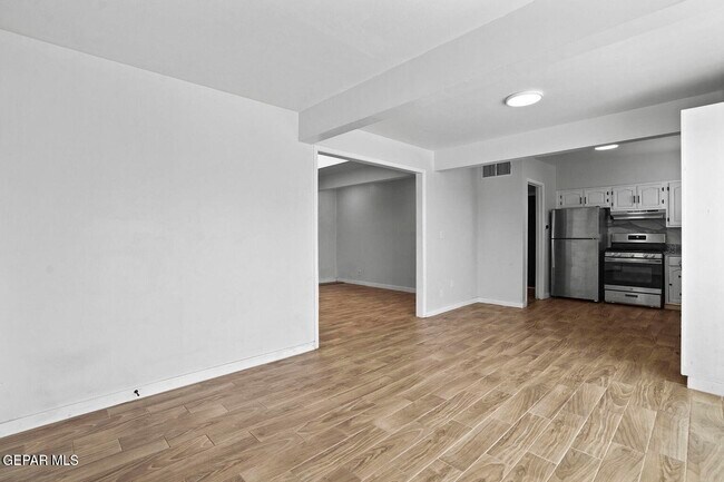 Building Photo - 5121 Beautonne Ave