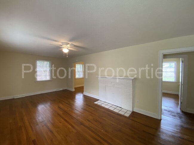 Building Photo - English Heights