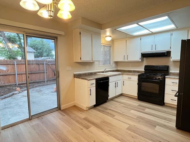 Building Photo - Spacious 2 bedroom, 1.5 bath townhouse for rent near UCR