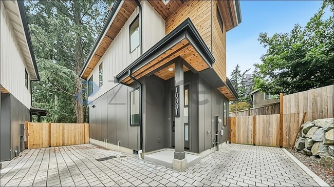 Building Photo - 10831 104th Ave NE